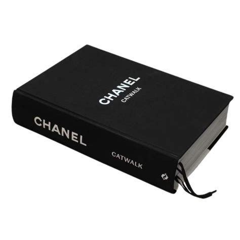 livro chanel capa dura|Chanel Capa dura – 22 setembro 2022 .